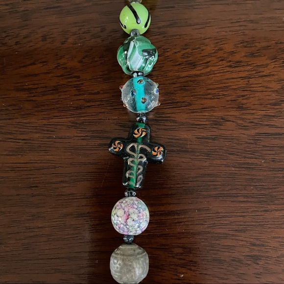 Beautiful glass beaded bracelet with cross accent in center. - Picture 6 of 6